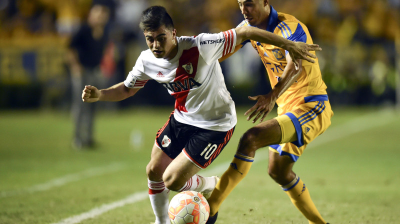 "River Plate" futbolists Gonsalo Martiness cenšas aizmukt no Gvido Pisarro. 
Foto: AFP/Scanpix