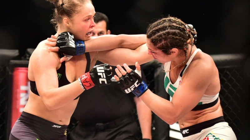 Ronda Rouzija (no kreisās) cīņā ar Betu Koreiu
Foto: mmajunkie.com