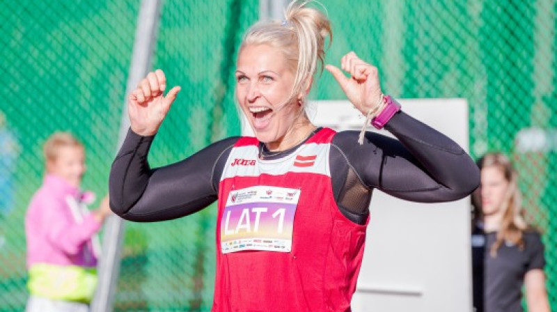 Sinta Ozoliņa izpilda normatīvu Valmierā 
Foto: Raivo Sarelainens, prezidentabalva.lv