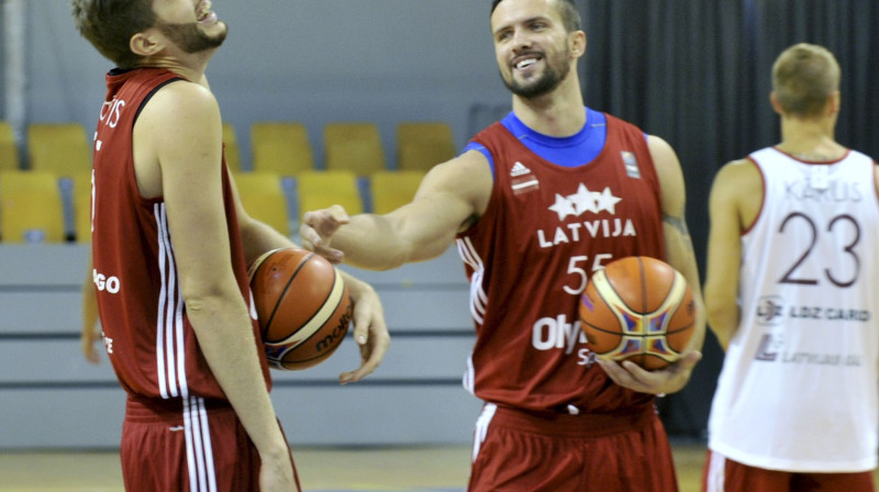 Dāvis Rozītis un Ričmonds Vilde 
Foto: Romāns Kokšarovs, Sporta Avīze, f64