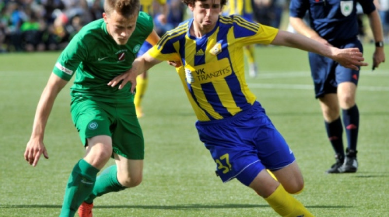 Ivans Džoričs (pa labi) cīņā Rīgā pret "Mettu"/LU
Foto: Romāns Kokšarovs (f64)