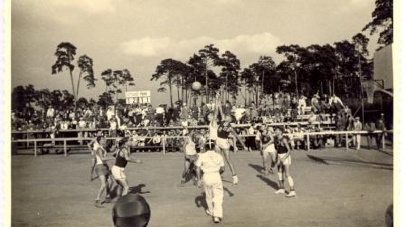 Latvijas - Polijas spēle Berlīnes olimpiskajā turnīrā 1936.gada 10.augustā.
Foto: no izdevuma "Latvijas basketbola valstsvienības: 90 spēles 90 gados"