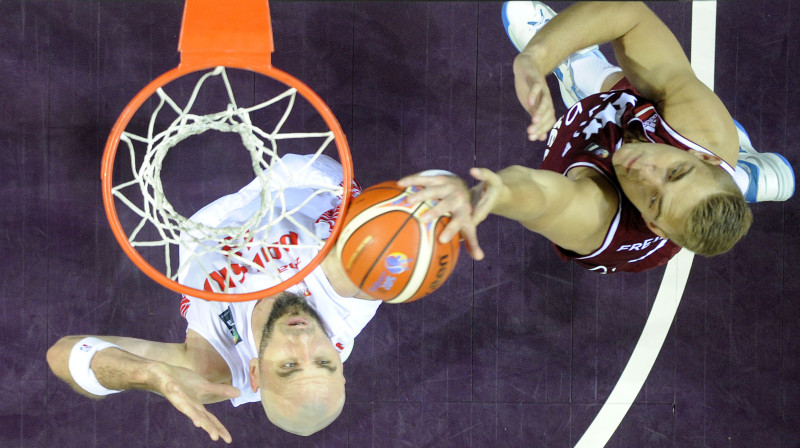 Marcins Gortats un Rolands Freimanis 
Foto: Romāns Kokšarovs, Sporta Avīze, f64