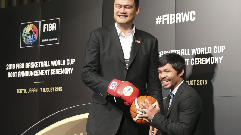 Ķīnas un Filipīnu delegāciju pārstāvji - Jao Mins un Menijs Pakjao
Foto: AP/Scanpix