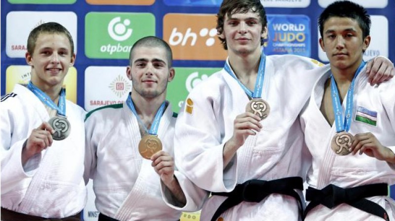 Ņikita Duinovs (pa kreisi) uz pjedestāla PČ
Foto: ijf.org