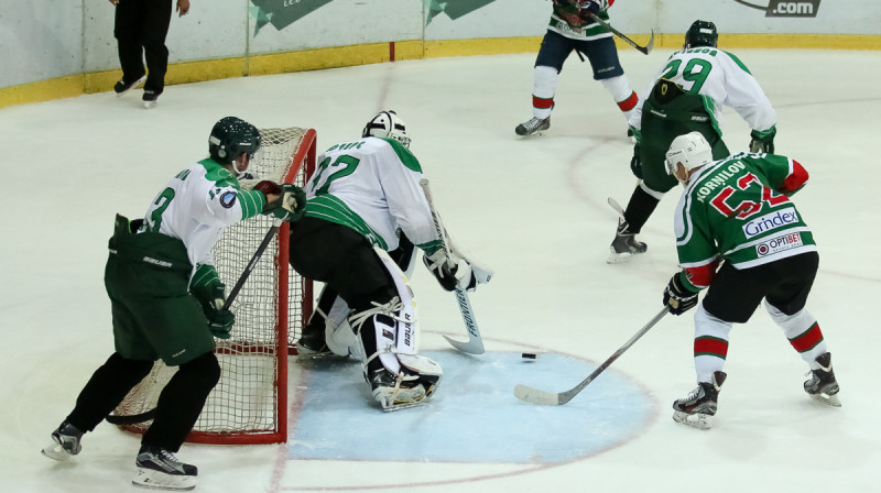 Dmitrijs Korņilovs Māra Jučera sargāto "Beibarys" vārtu priekšā
Foto: Ģirts Gertsons