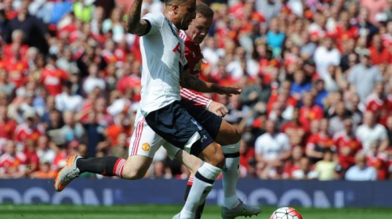 Kails Vokers divcīņā ar Veinu Rūniju raida bumbu savos vārtos
Foto: AFP/Scanpix