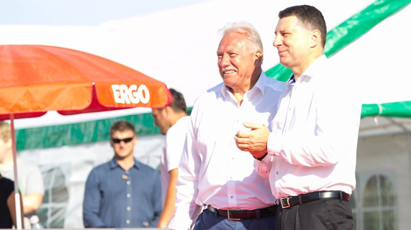 Latvijas volejbola federācijas prezidents Atis Sausnītis un Latvijas valsts prezidents Raimonds Vējonis
Foto: Vadims Morozovs, pludmales.volejbols.lv