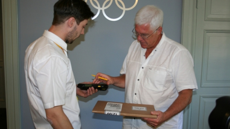 LOK prezidents Aldons Vrubļevskis (pa labi) saņem ielūgumu uz 2016. gada olimpiādi 
Foto: Mārtiņš Mālmeisters, olimpiade.lv