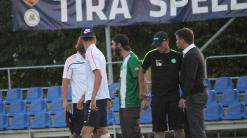 Plakāta "Tīra spēle" priekšā asā konfliktā iesaistās abu Rīgas klubu pārstāvji
Foto: Juris Gūtmanis