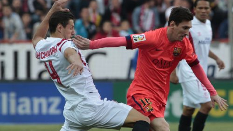 "Sevilla" futbolists Gžegožs Krihovjaks cenšas apturēt "Barcelona" līderi Lionelu Mesi
Foto: AP/Scanpix