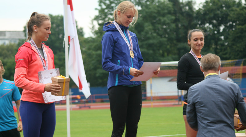 Gunta Latiševa-Čudare (centrā)
Foto: Olga Gavare, lat-athletics.lv