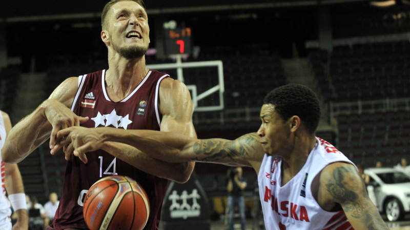 Kaspars Bērziņš un Eidžejs Slouters
Foto: Romāns Kokšarovs, Sporta Avīze, f64