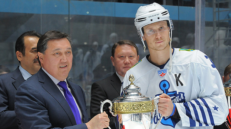 "Admiral" kapteinis Oskars Bārtulis saņem kausu par otro vietu 
Foto: hcadmiral.ru