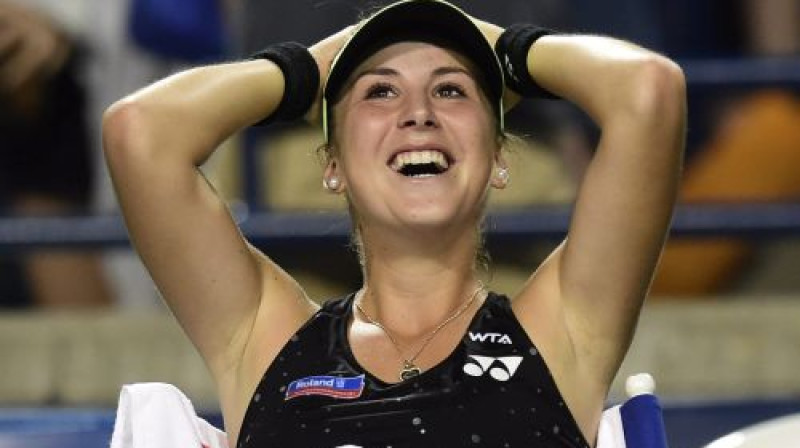 Belinda Benčiča cenšas aptvert gūto uzvaru pār Serēnu Viljamsu
Foto: AP/Scanpix