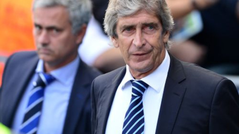 Žuzē Mourinju un Manuels Pelegrini
Foto: AFP/Scanpix