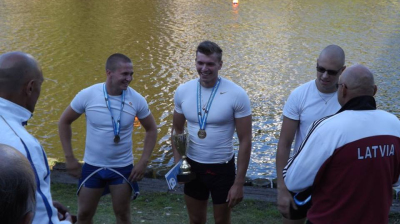 Roberts Akmens (centrā) 
Foto: Sņežana Sokolova /  'Nāc un airē"