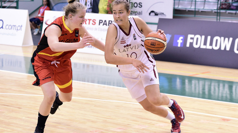 Aleksa Gulbe un Latvijas U16 izlase: veiksmīga spēle ar Beļģijas kadetēm.
Foto: fibaeurope.com