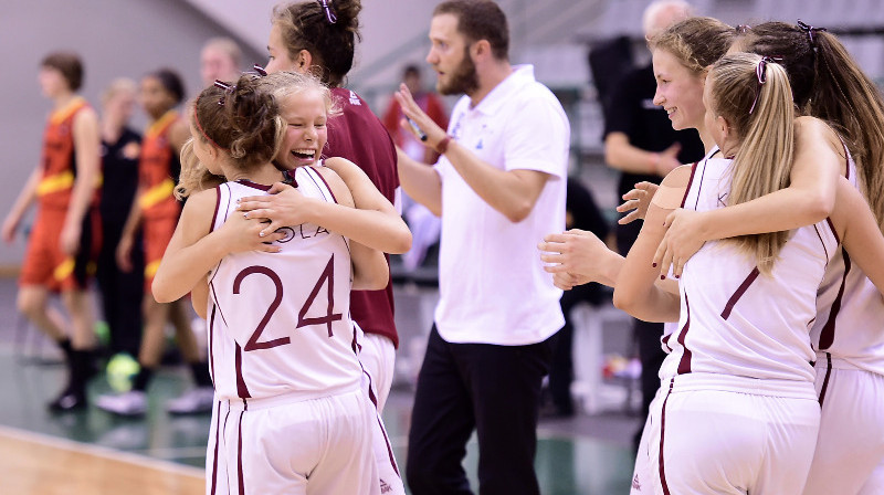 Latvijas U16 izlase: uzvara cīņā par vietu Eiropas čempionāta ceturtdaļfinālā.
Foto: FIBAEurope.com