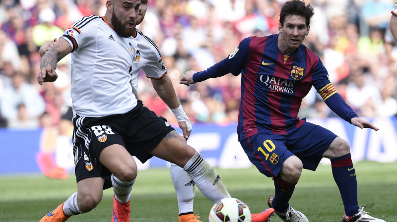 Nikolass Otamendi pret Lionelu Mesi
Foto: AFP/Scanpix