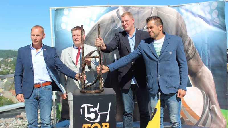 Komandu treneri pie jaunā turnīra trofejas. Otrais no kreisās - Uldis Bautris. 
Foto: Vairas