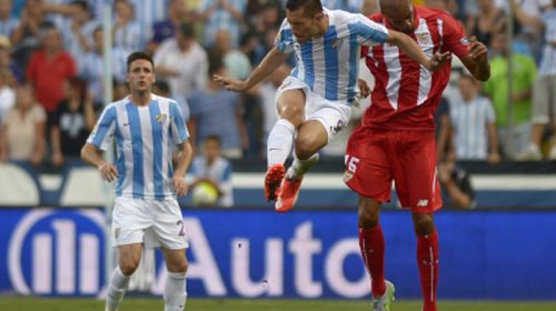 Šarless Oliveira cīņā par bumbu ar Stīvenu N'Zonzi
Foto: AFP/Scanpix