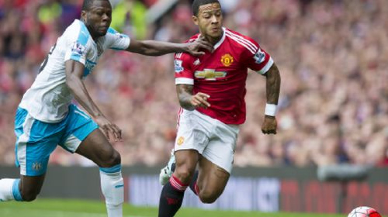 Šansels Mbemba cīņā ar Memfisu Depaju
Foto: AP/Scanpix