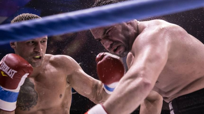Mairis Briedis nokautē Manuelu Čaru
Foto: AkhmatFightShow Facebook profils