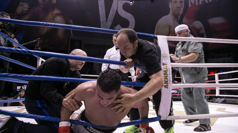 M.Čars saņem palīdzību pēc latvieša uzbrukuma 
Foto: Akhmat Fight Show
