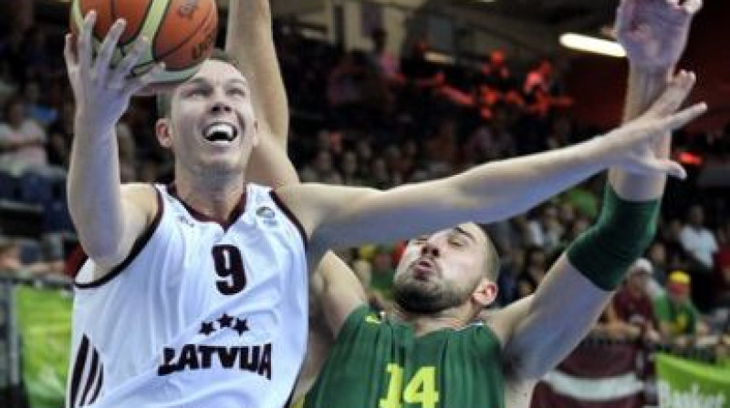 Dairis Bertāns un Jons Valančūns
Foto: Romāns Kokšarovs, Sporta Avīze, f64