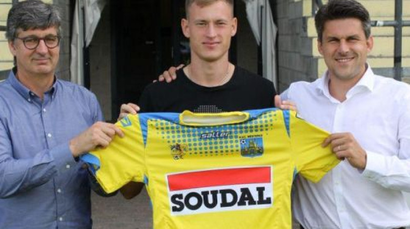 Eduardu Višņakovu Beļģijā sveic "Westerlo" pārstāvji
Foto: Kvcwesterlo.be