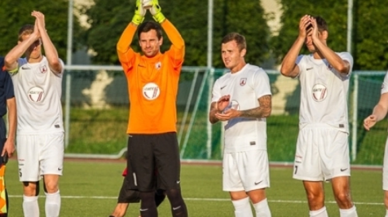 Kaspars Ikstens ar komandas biedriem
Foto: Raitis Supe (jelgavasvestnesis.lv)