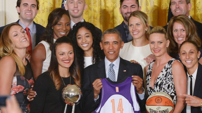 Anete Jēkabsone-Žogota, "Mercury" basketbolistes un ASV prezidents Baraks Obama
Foto: WNBA.com/Getty images