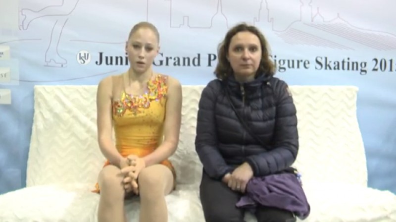 Diāna Ņikitina un trenere Jūlija Kuļibanova 
Foto: ISU Junior Grand Prix