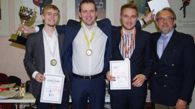 P.Šmidre (no labās) ar Latvijas čempionāta uzvarētājiem: IM Toms Kantāns (2. vieta), GM Normunds Neikšāns (1. vieta) ,  IM Ņikita Meškovs (3. vieta)
Publicitātes foto
