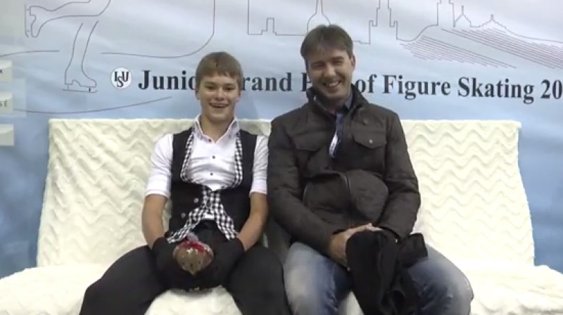 Deniss Vasiļjevs un treneris Aleksejs Urmanovs 
Foto: ISU Junior Grand Prix
