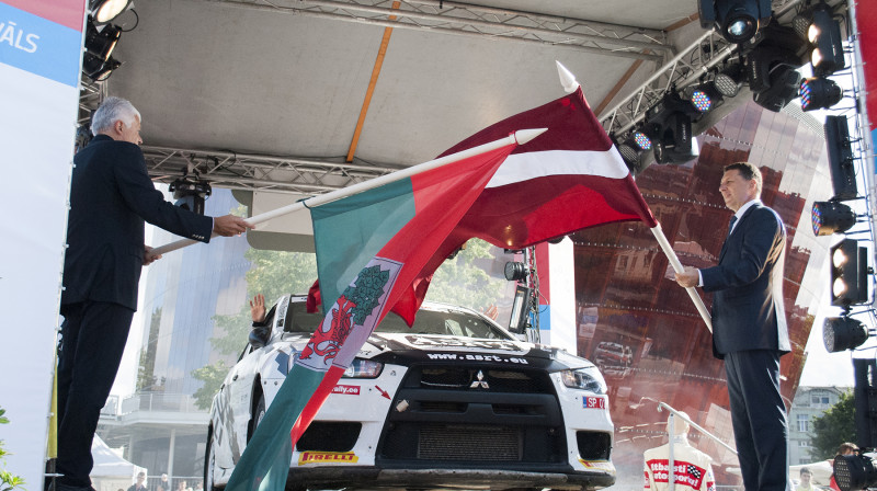 Publicitātes foto: Valsts prezidents Raimonds Vējonis un Liepājas domes priekšsēdētājs Uldis Sesks atklāj jubilejas ralliju "Kurzeme"
