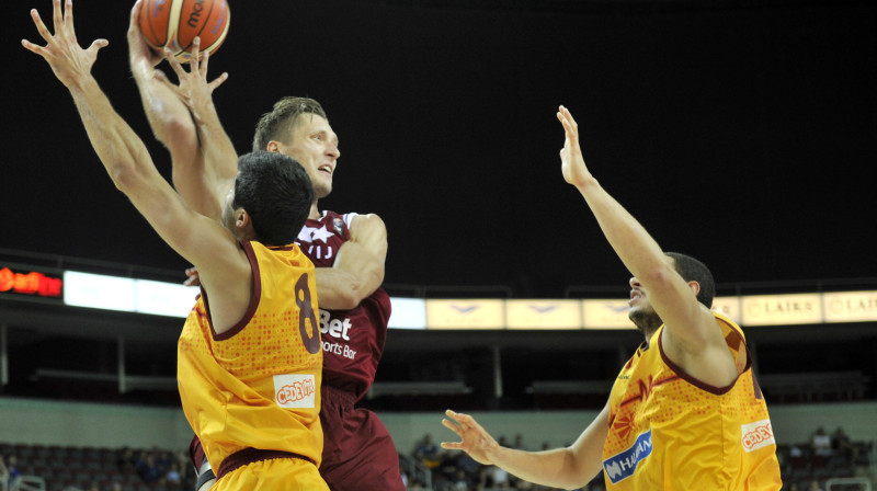 Kaspars Bērziņš spēlē pret Maķedoniju
Foto: Romāns Kokšarovs, f64