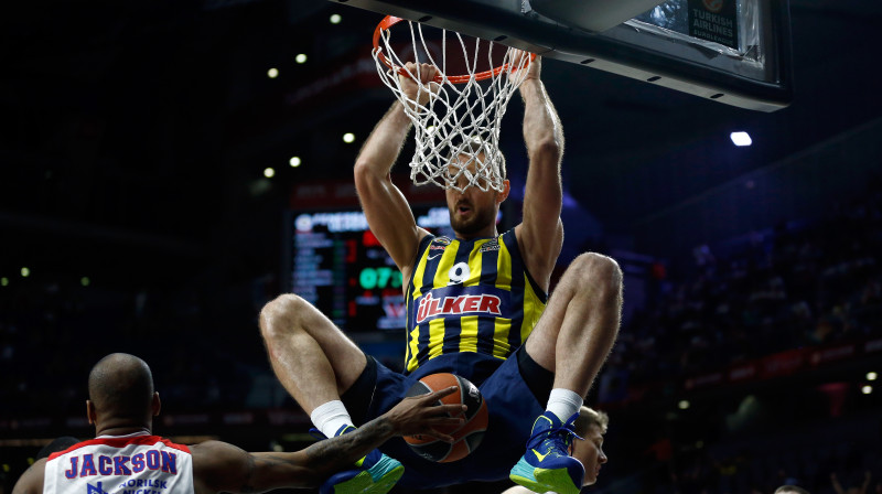 "Fenerbahce" centrs Semihs Erdens
Foto: AP/Scanpix