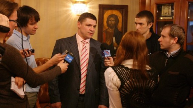 Andrejs Kovaļenko reportieru ielenkumā 
Foto: russia-hockey.ru