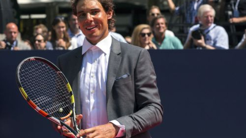 Rafaels Nadals smaidīgs pirms turnīra notikušajā reklāmas pasākumā. Vai Rafa smaidīs arī kortā?
Foto: Reuters/Scanpix