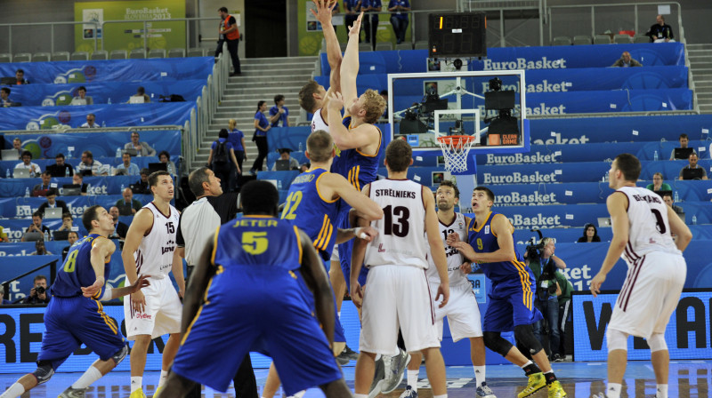 Latvijas un Ukrainas spēles starts 2013. gadā Ļubļanā 
Foto: Romāns Kokšarovs, Sporta Avīze, f64
