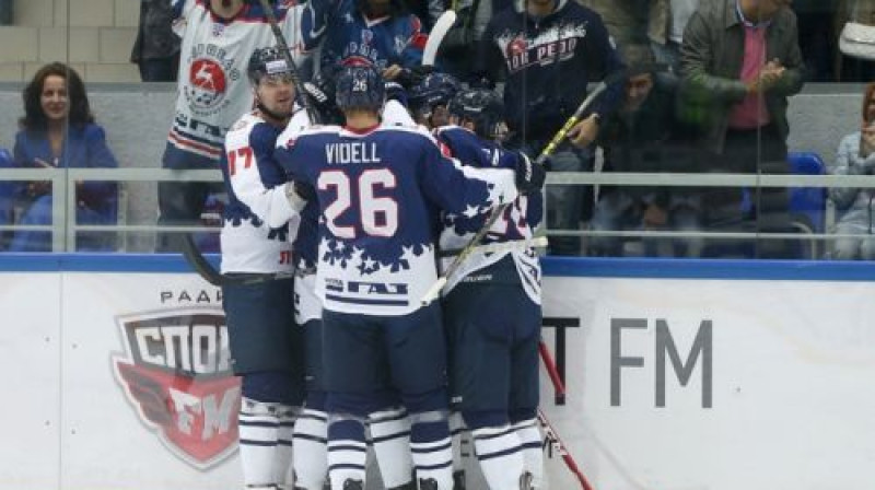 Linuss Videls komandas biedru apskāvienos
Foto: hctorpedo.ru