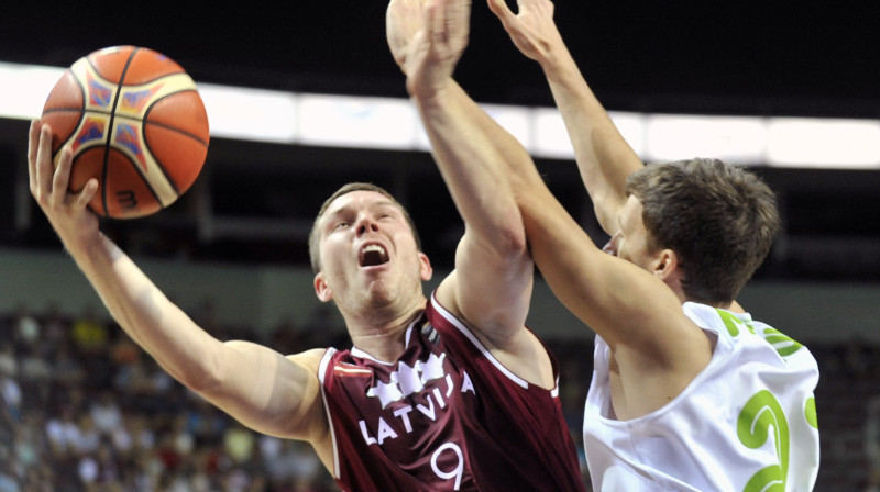 Dairis Bertāns un Latvijas valstsvienība: savaldīt starta emocijas.
Foto: Basket.lv