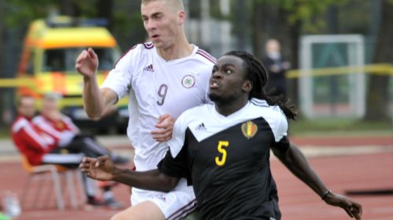 Vladislavs Gutkovskis cīņā ar Beļģijas U21 spēlētāju Džordanu Lukaku, "Everton" uzbrucēja Romela jaunāko brāli
Foto: Romāns Kokšarovs/F64
