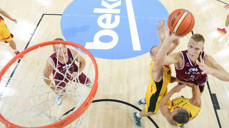 Mareks Mejeris cīnās "otrajā stāvā". Pret lietuviešiem būs jāaizsniedzas vēl augstāk.
Foto: FIBAEurope.com