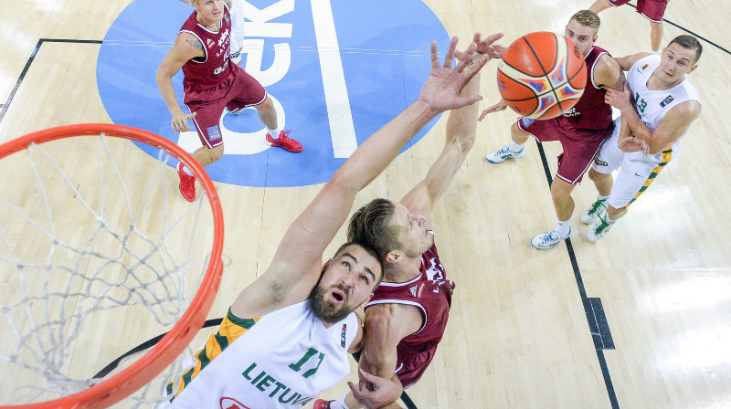 Jons Valančūns pret Kasparu Bērziņu: šoreiz pārsvars lietuviešu pusē.
Foto: FIBAEurope.com