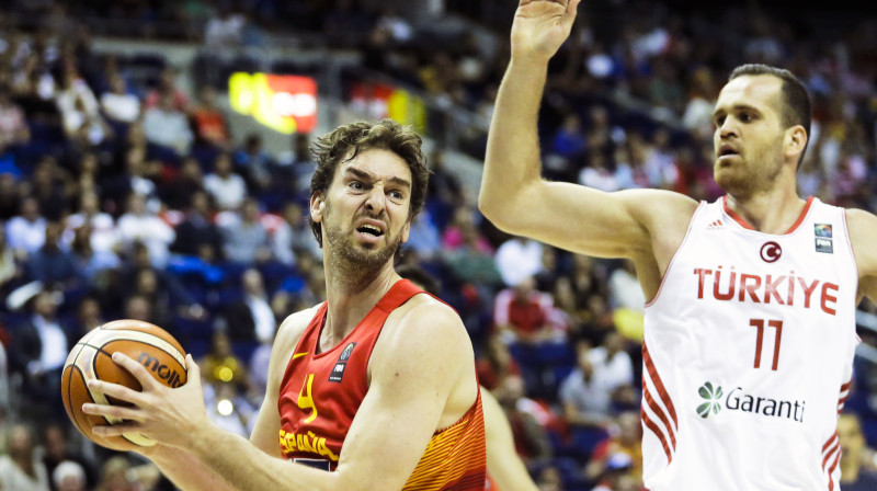 Pau Gazols un Oguzs Savass
Foto: AP/Scanpix