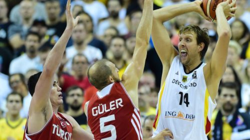 Turcijas basketbolisti pret Dirku Novicki
Foto: AFP/Scanpix