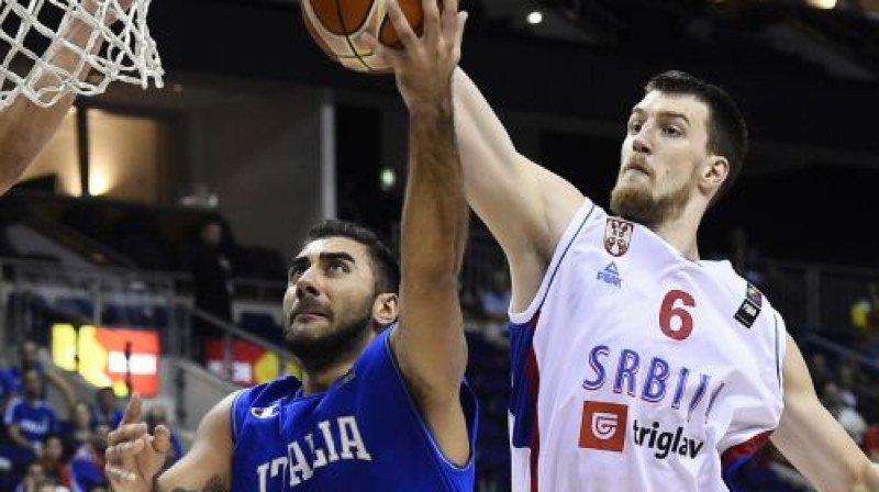 Nemanja Nedovičs bloķē Pjetro Aradori metienu
Foto: AFP/Scanpix